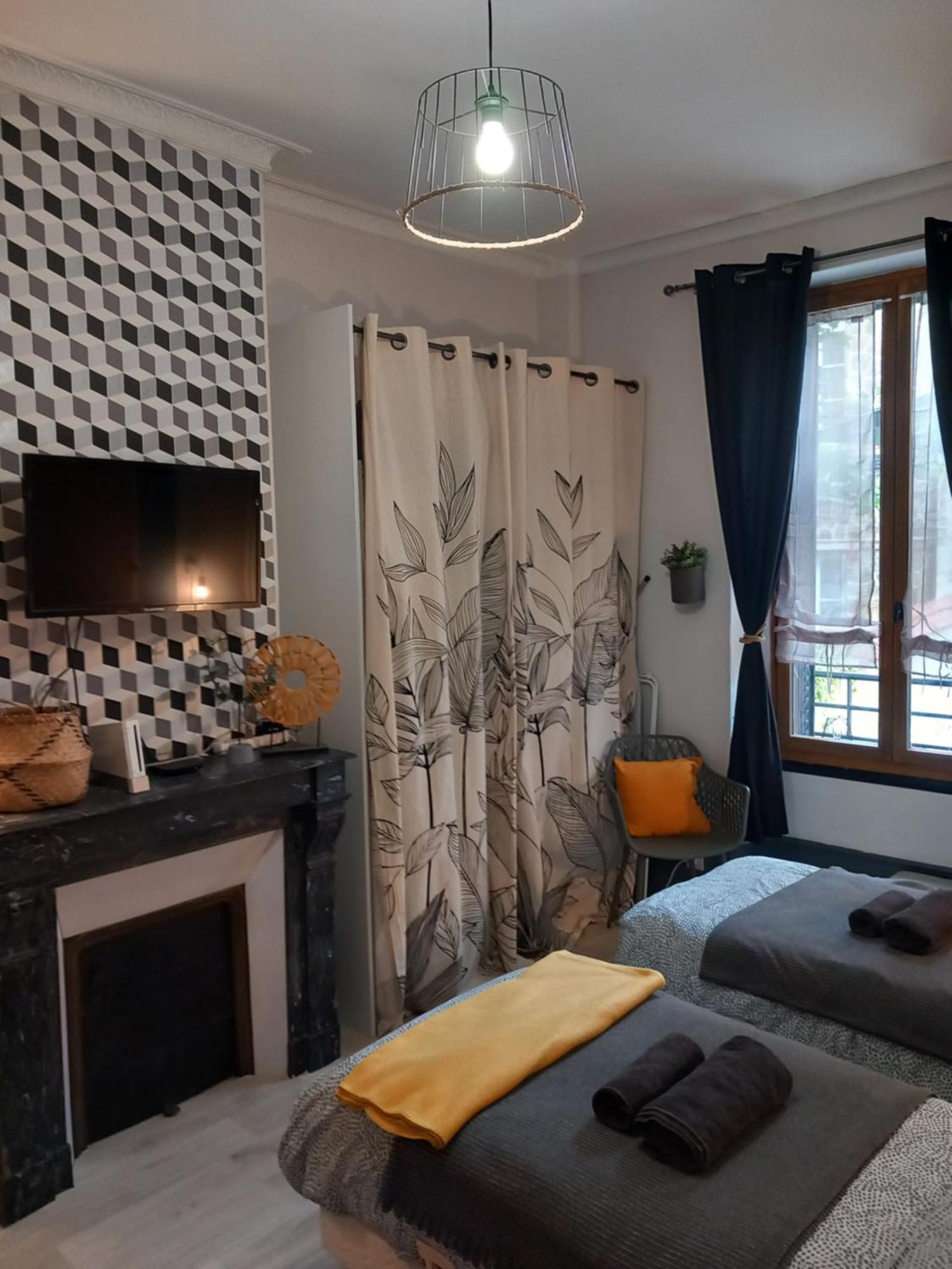 Les Loges Du Theatre Degustation Champagne Offerte Jacuzzi Sauna Jeux Velos Maison Prive 150M2 Historique 14Pers Max Emplacement Exceptionnel Et Chic, 200M De L'Avenue De Champagne, Gare, Musee, Jardins, Restaurations, Toutes Commodites Épernay Exterior foto